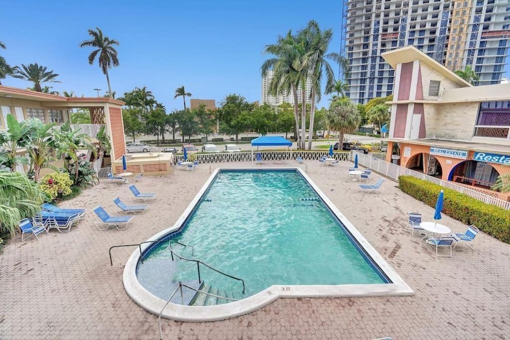 Hallandale Holiday Retreat Hollywood Boardwalk 哈兰代尔海滩 外观 照片